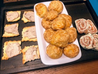 Makrelencreme auf Crackers, Comté-Gougeres (Windbeutel), Roulade von Buchweizen Pfannkuchen mit Räucherlachs