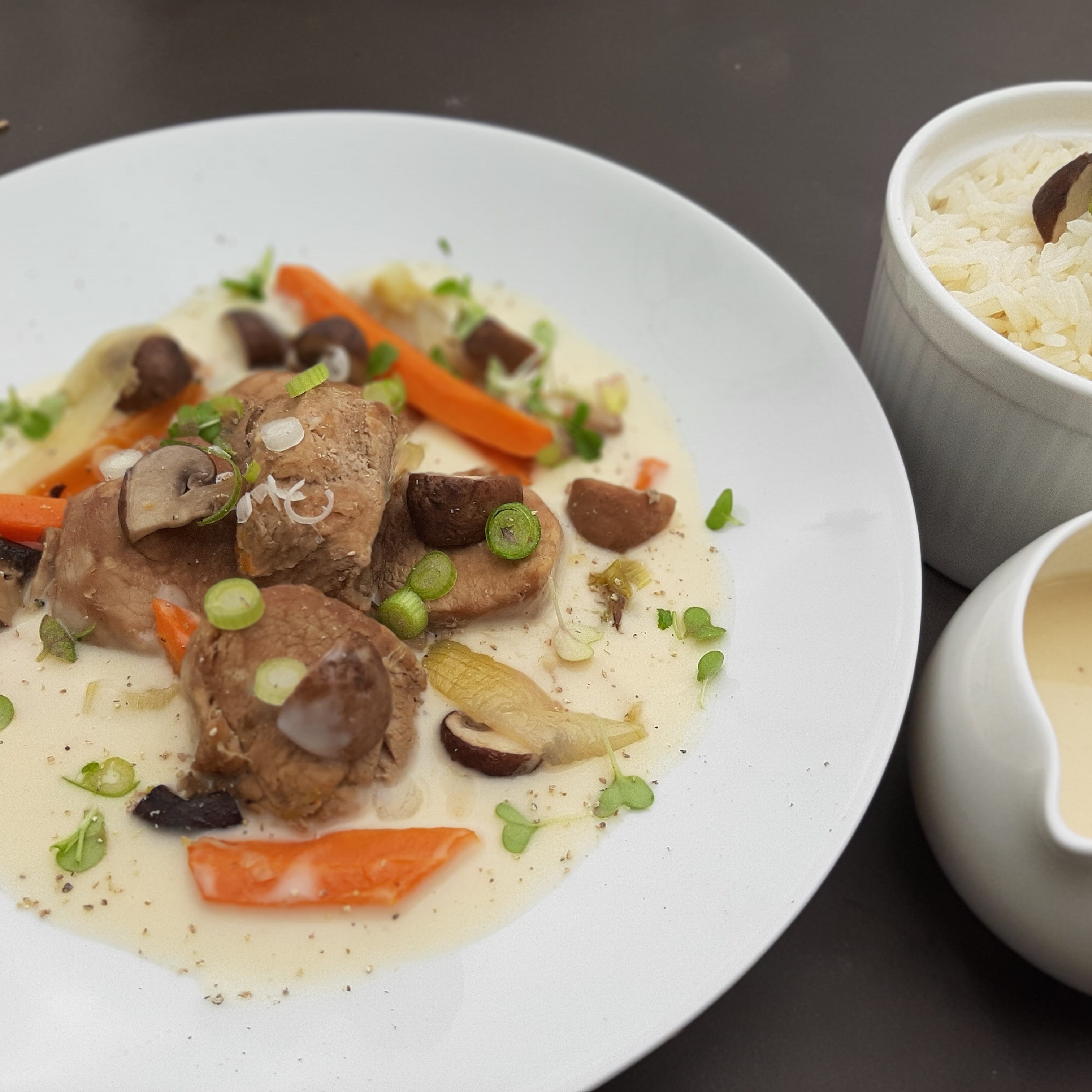 Blanquette Kalbfleisch, weiße cremige Sauce, Champignons Karotten