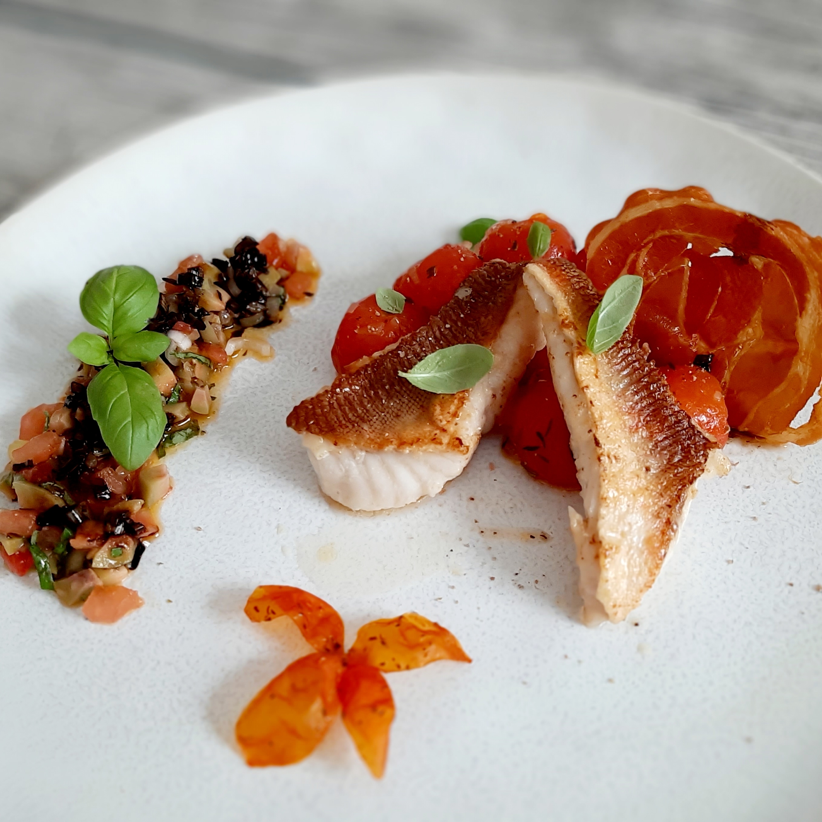 Rotbarbenfilets, kandisierte Kirschtomaten, Sauce Vierge, Pancetta Chips