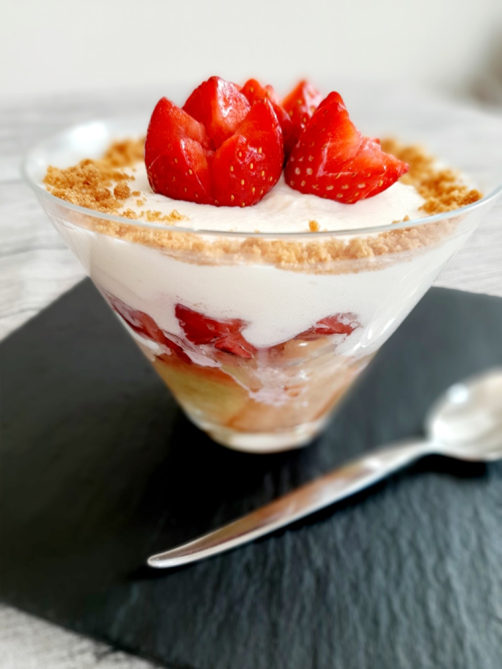 Erdebeeren und Rhabarber Tiramisu