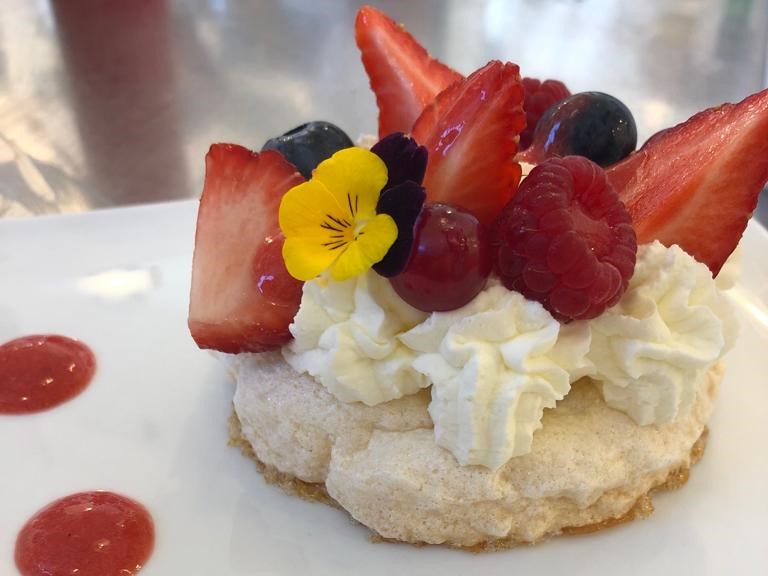 Pavlova mit roten Beeren