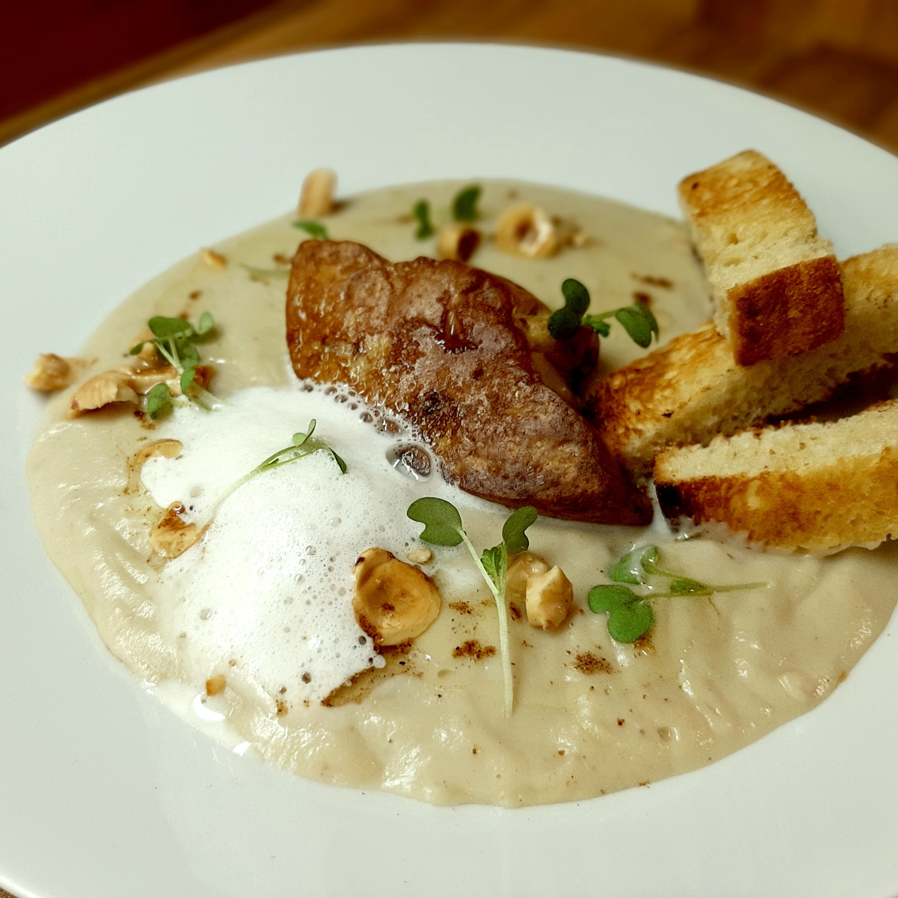 Artischoken Veloute Enteleberscheibe Crostinis