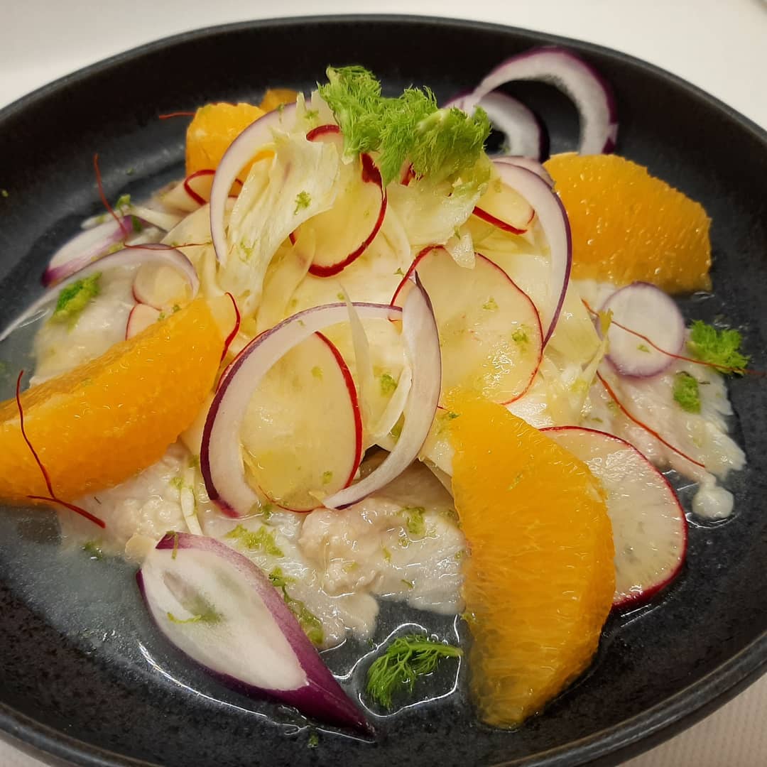 Carpaccio von Doradenfilets, Orangensegmente, Fenchel, Maracuja Dressing