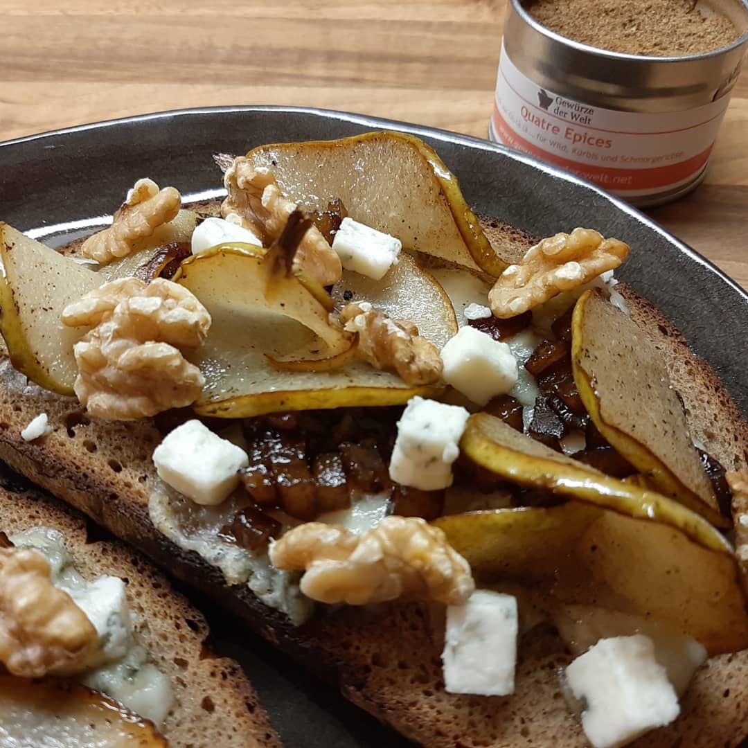 Herbstbruschettas Birnen Gorgonzola Chutney Walnüsse