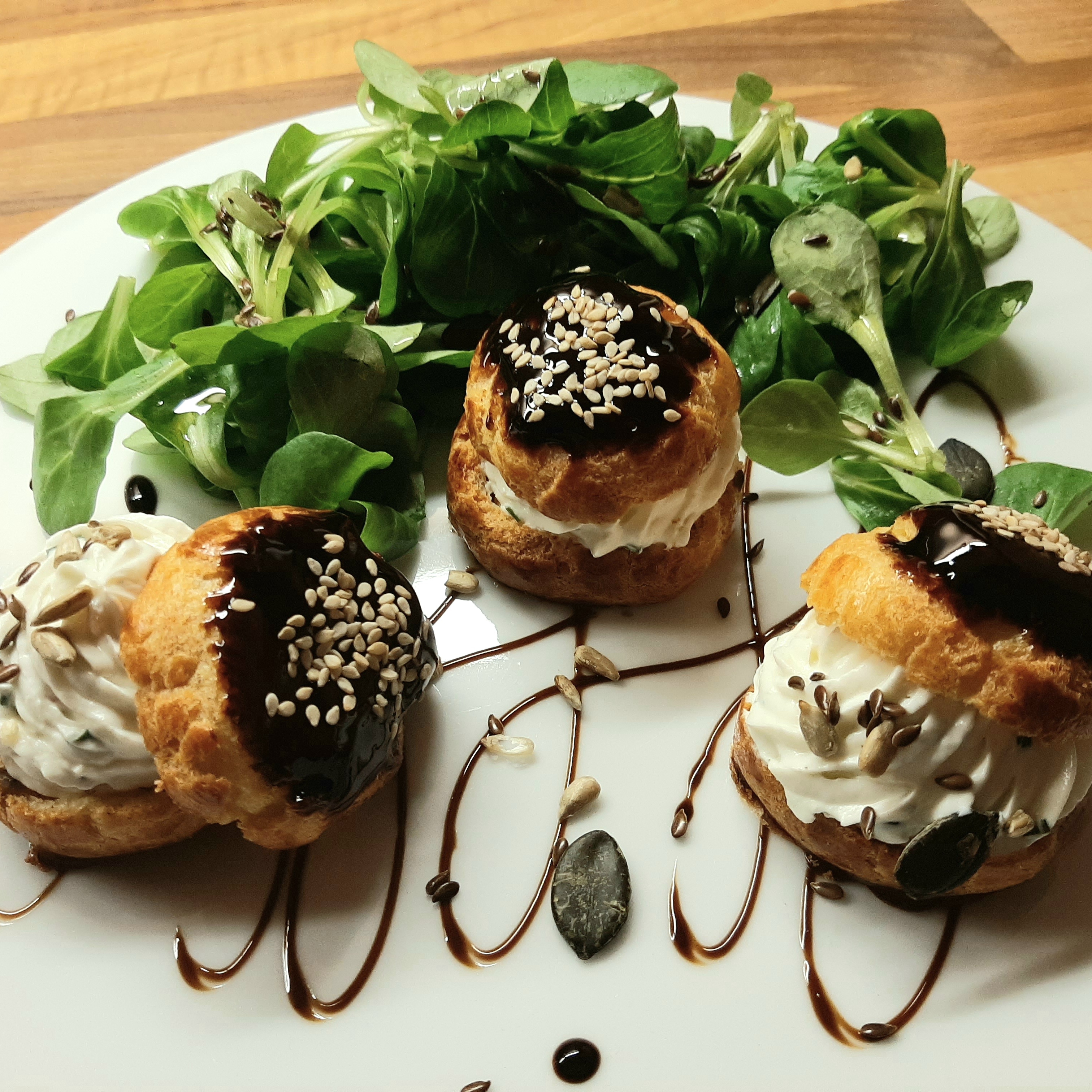 Herzhafte Profiteroles Ziegenkäse Balsamico Creme Feldsalat