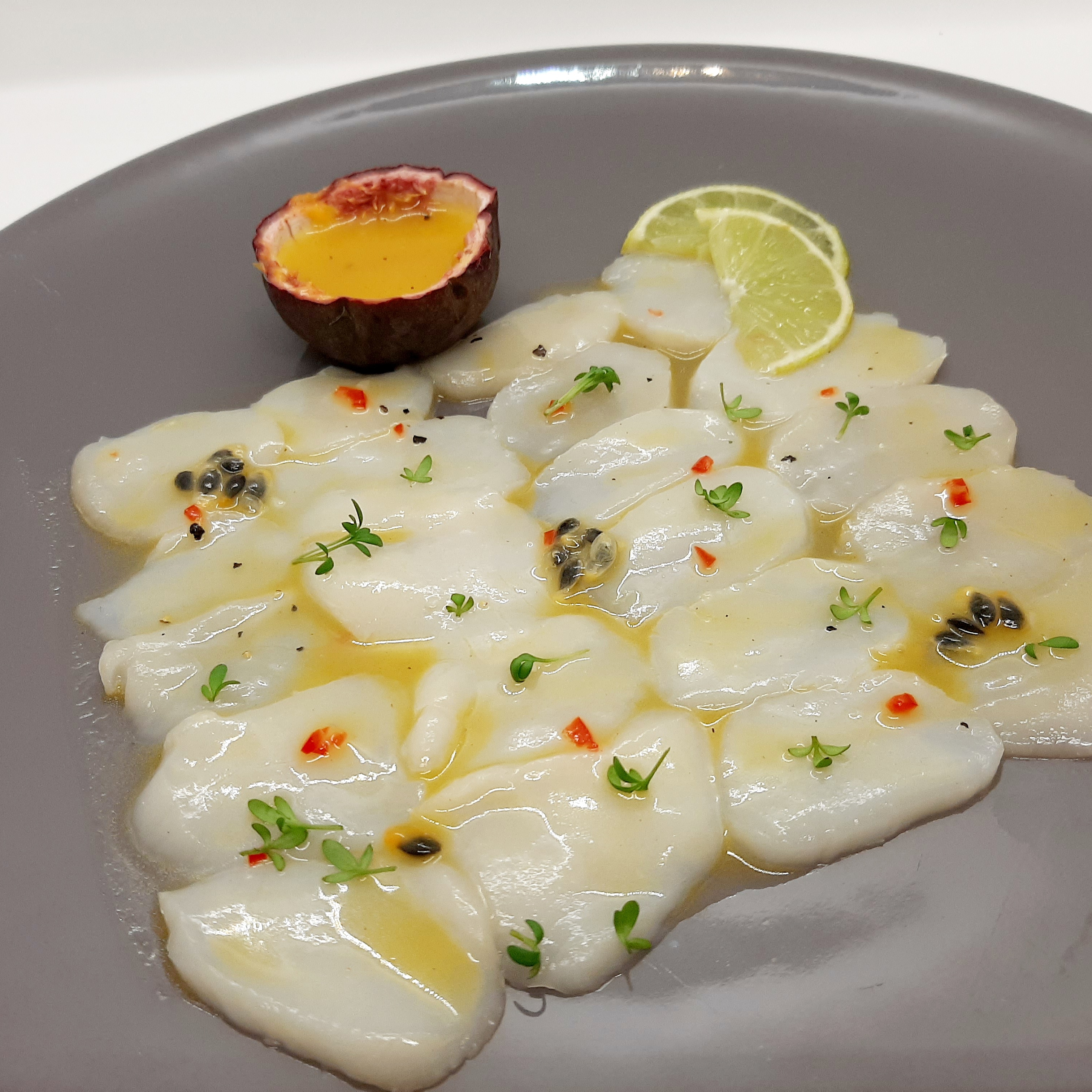 Kammmuscheln Carpaccio Maracuja, Limette, Chili Dressing