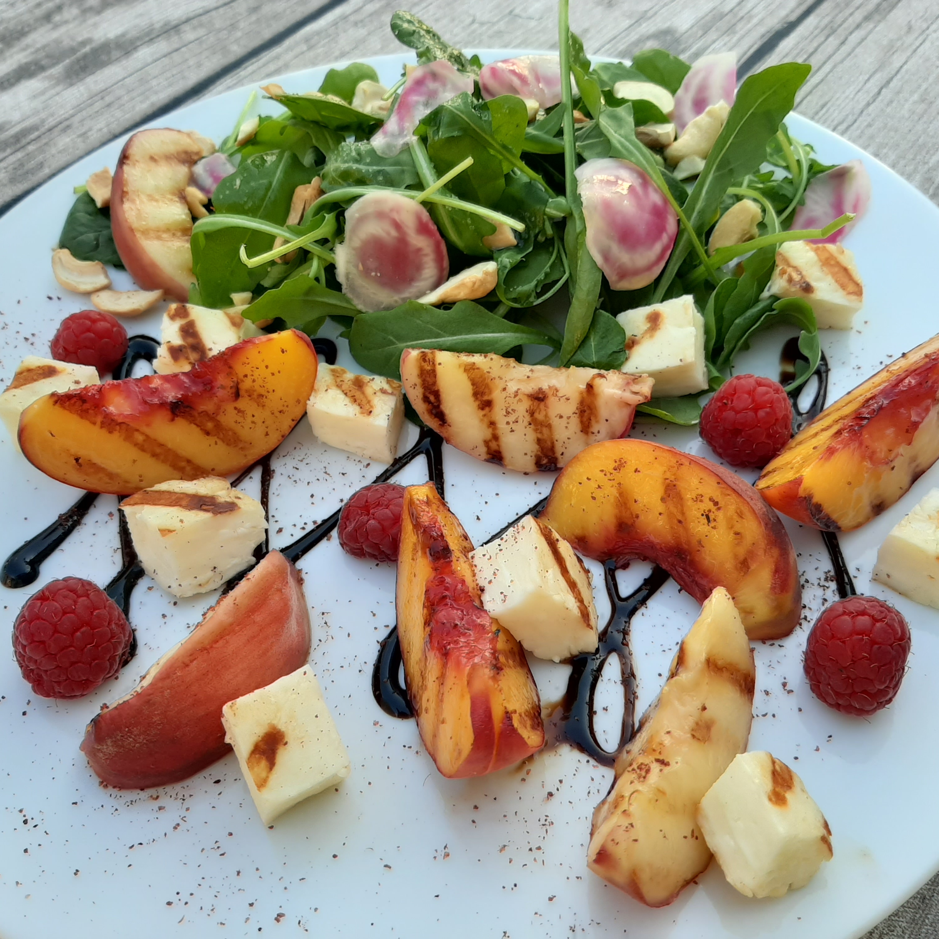 Salat Pfirsich Halloumi Babyspinat Cashewnüsse