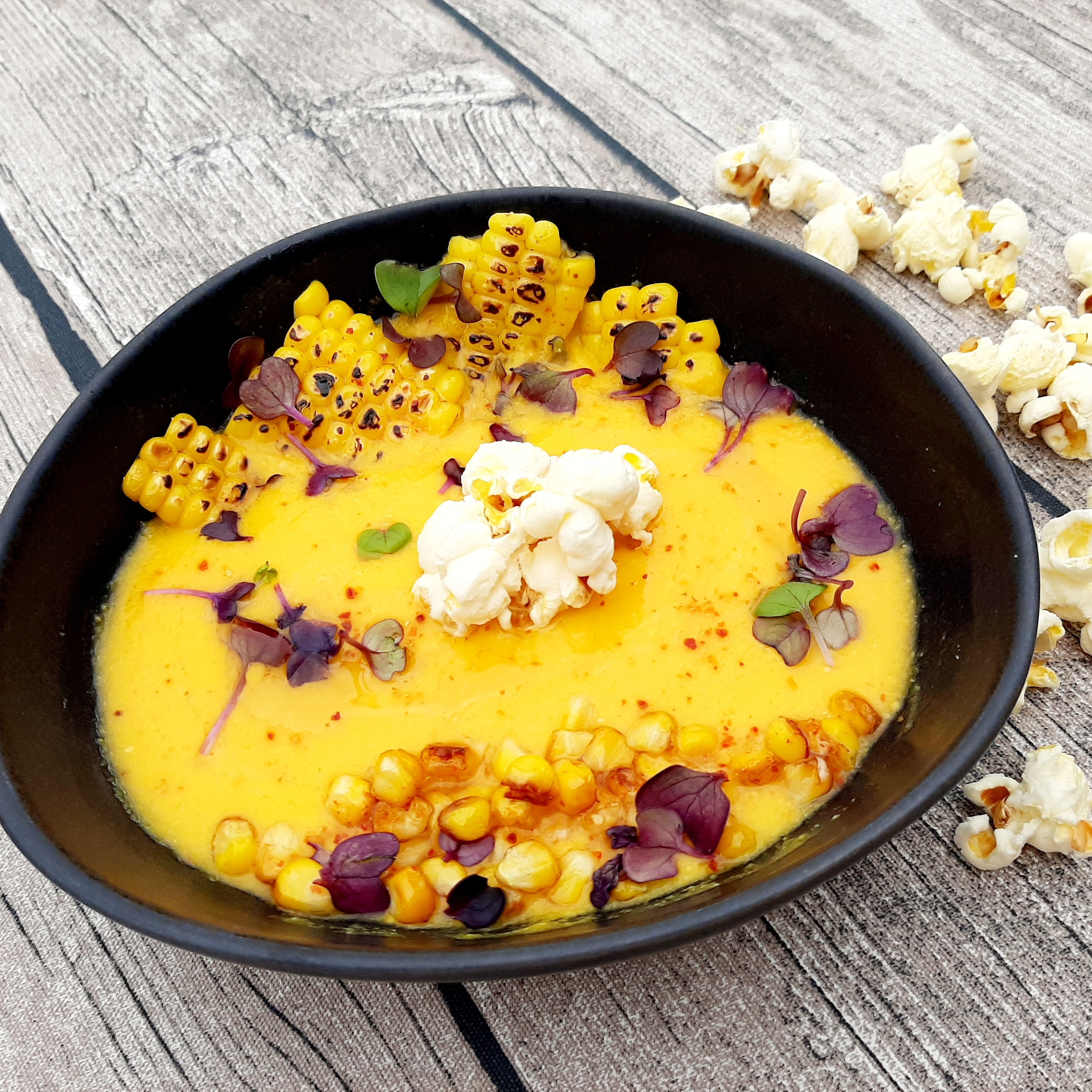 gelber Gazpacho Mais Ananas Tomaten Paprika