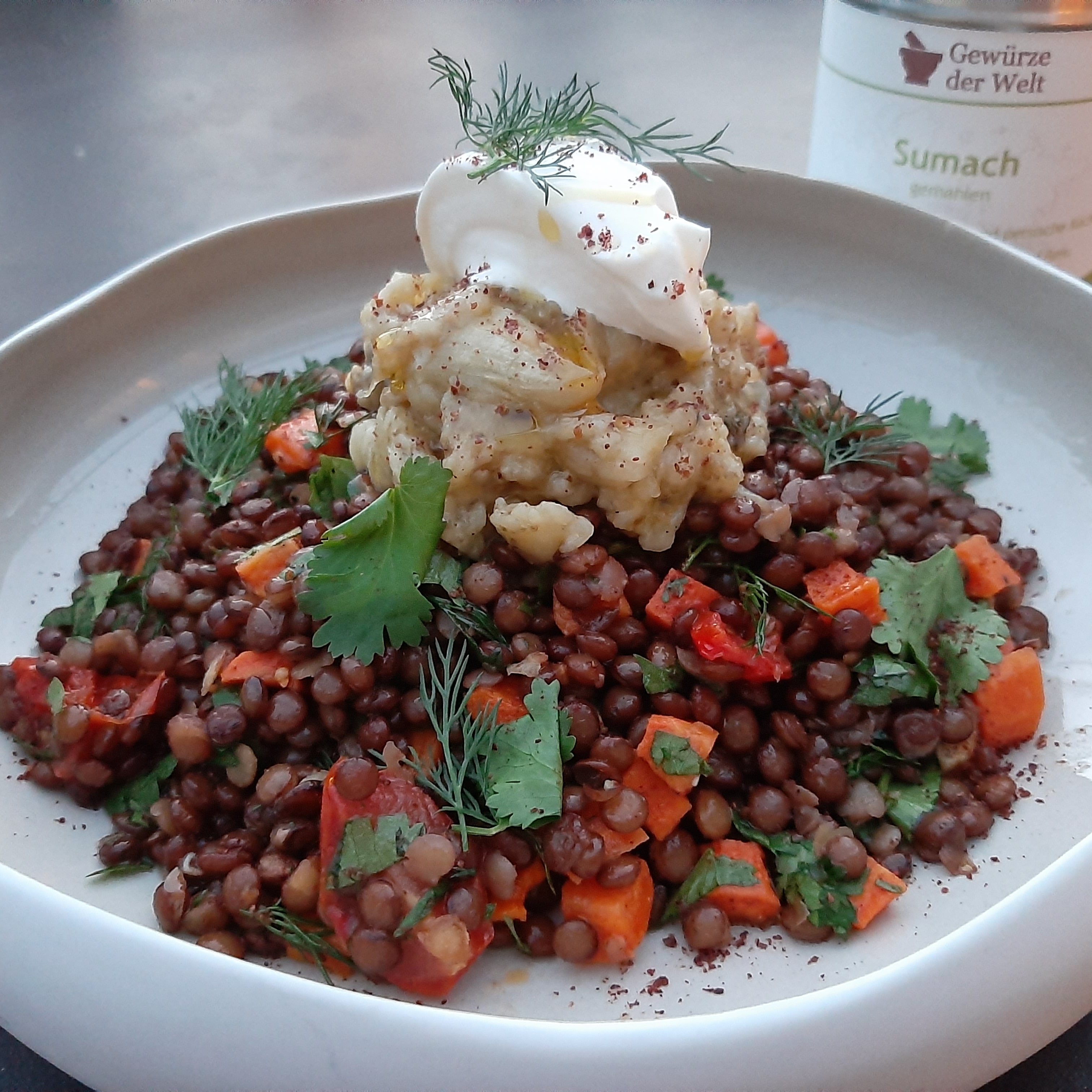 Linsensalat Karotten Kirschtomaten Auberginen Creme fraiche Kräuter