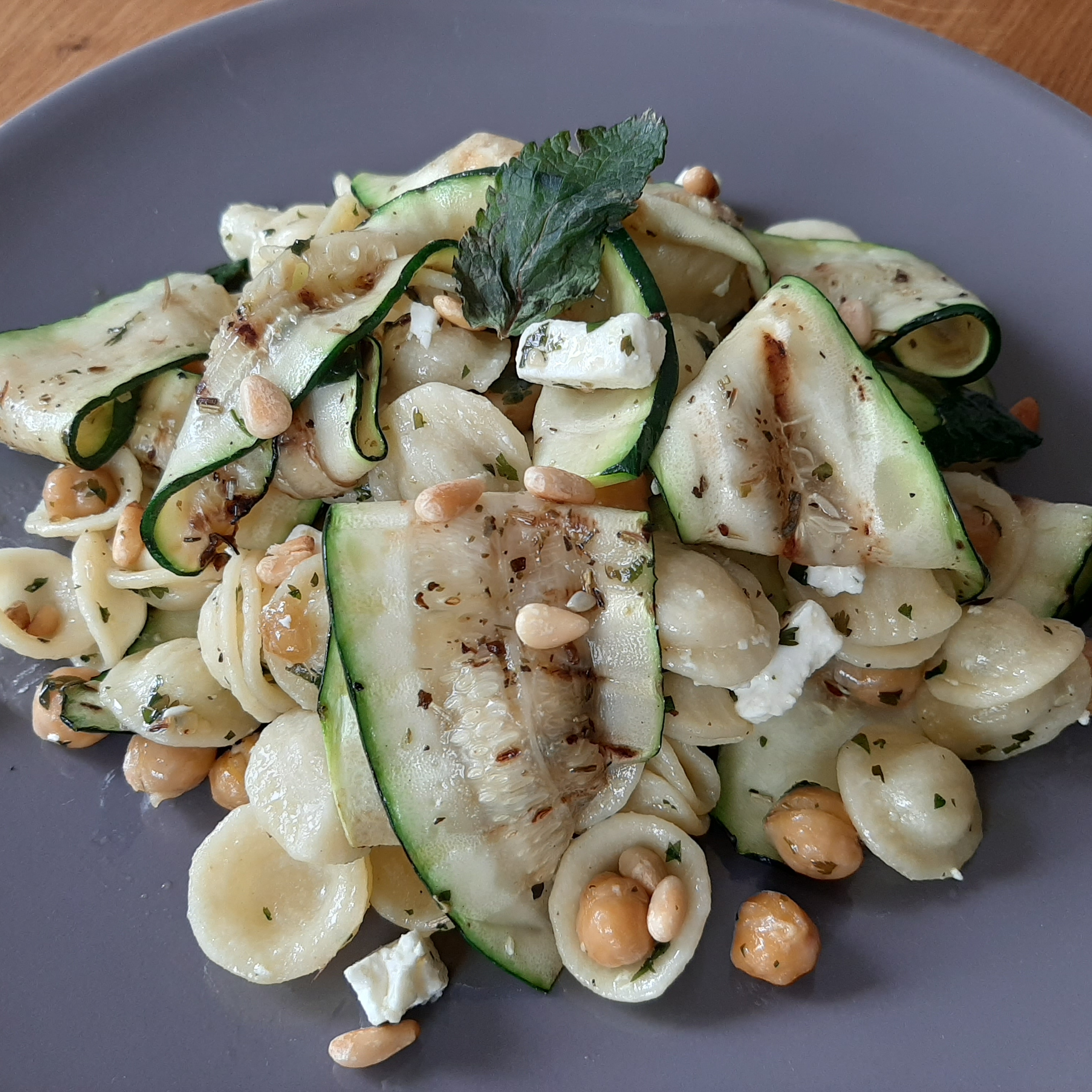 Orichietti Zucchini Kichererbsen Fetakäse Pinienkerne