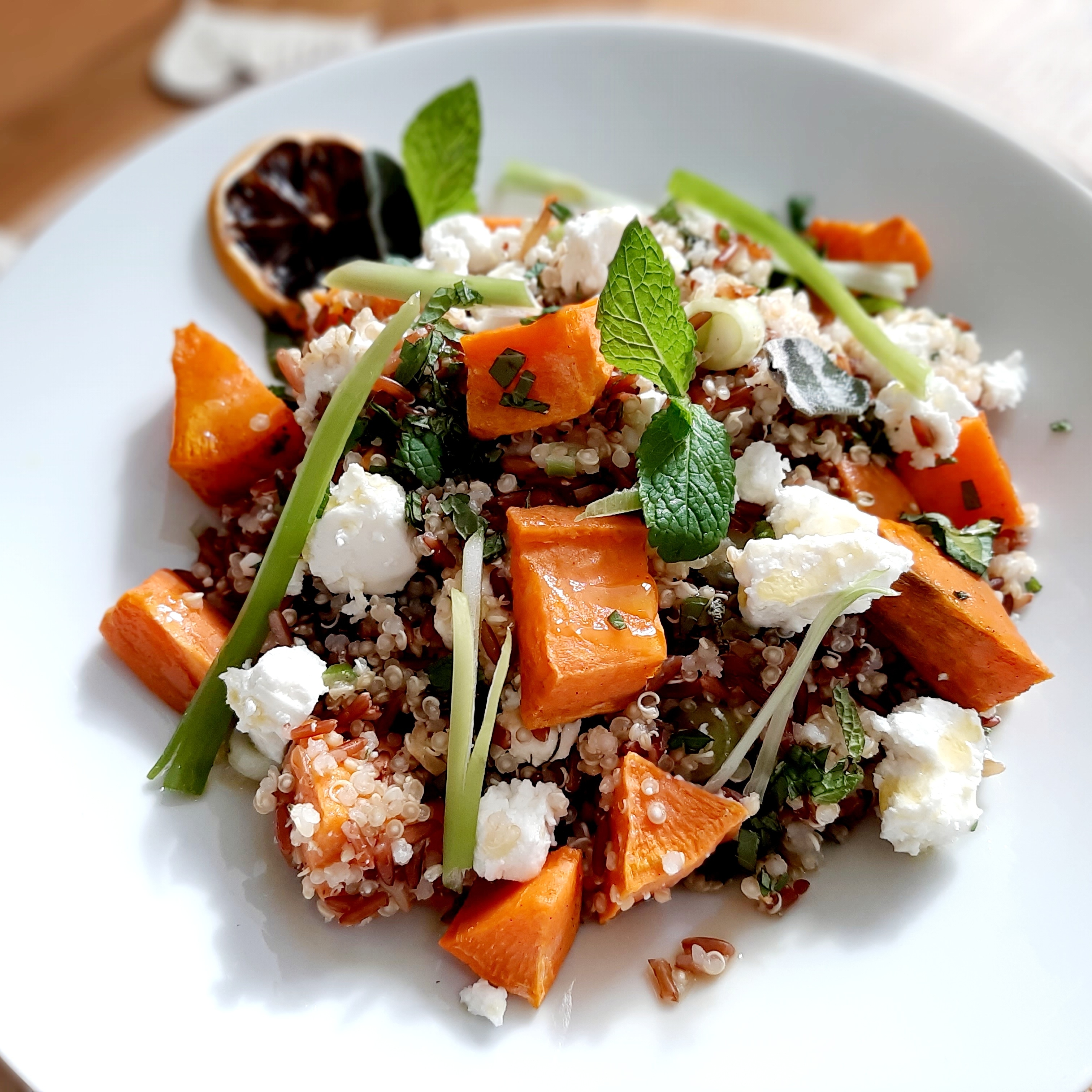 Quinoa Reis Salat Süßkartoffel Fetakäse Kräuter Loomi