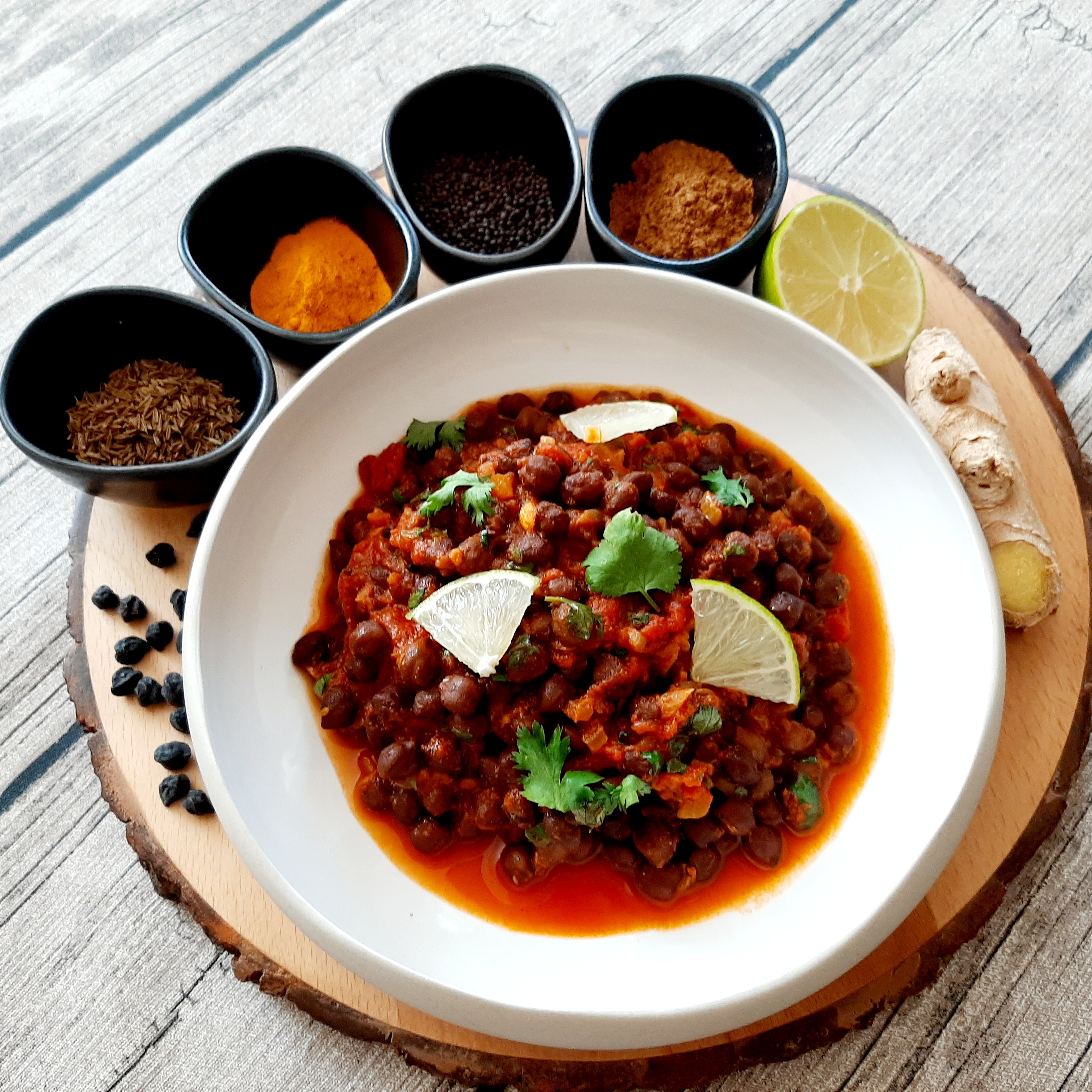 Schwarze Kirchererbsen nach Masala Art