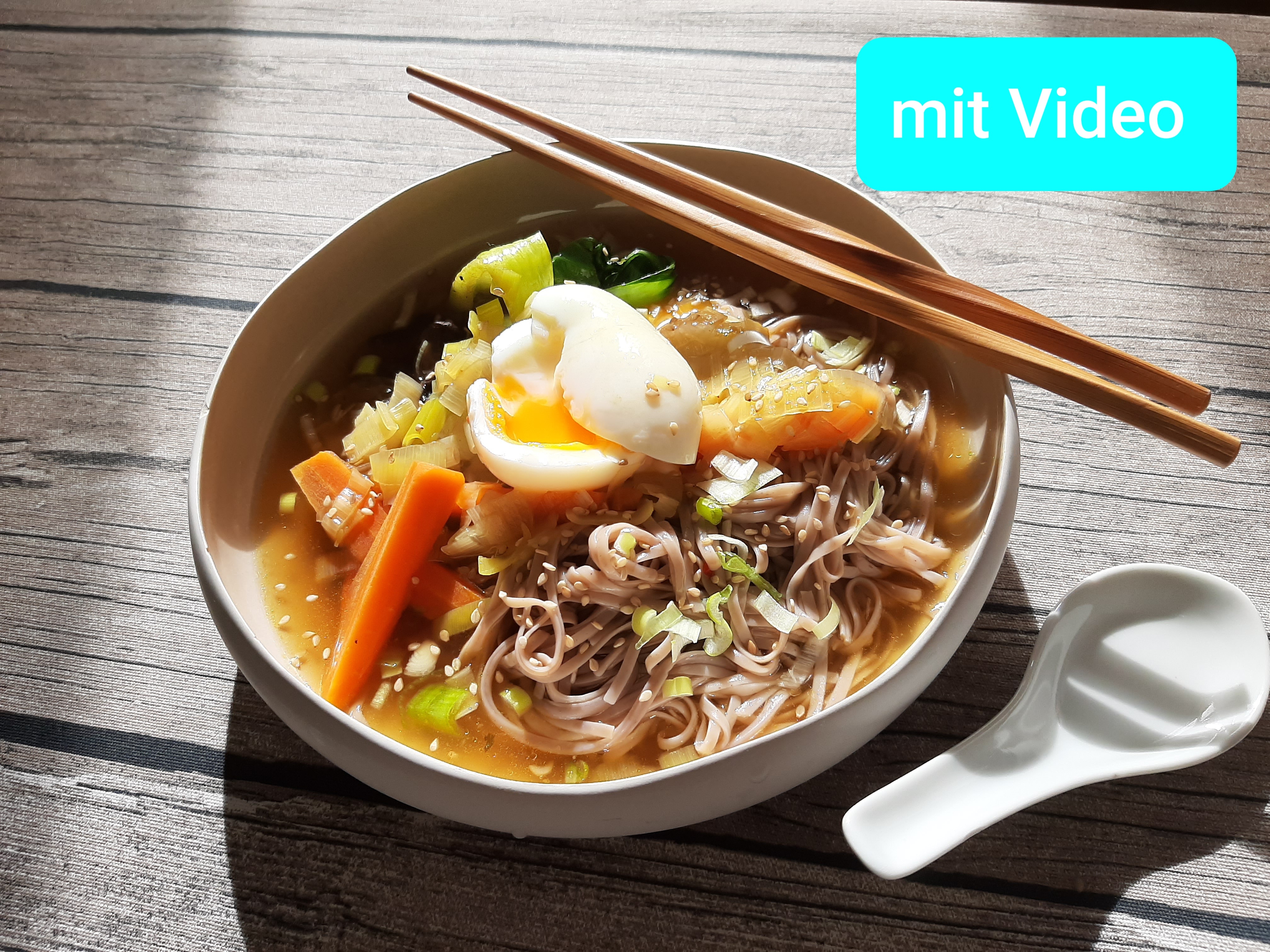 Soba Nudeln Suppe weich gekochtes Ei